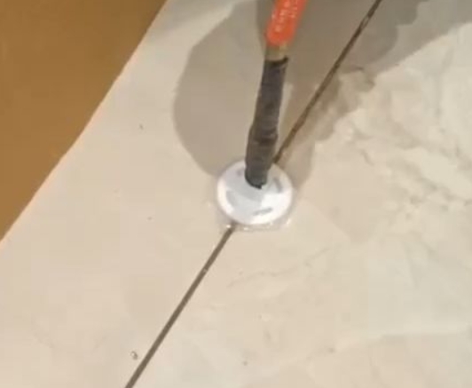 西青瓷砖空鼓维修公司专业解答瓷砖在铺贴过程中，如果没有涂抹均匀到位的粘结材料（如水泥砂浆或瓷砖胶），可能会导致以下问题