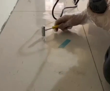 西青瓷砖开裂维修公司专业分享瓷砖在铺贴前如果没有沥干水分，将会导致以下问题