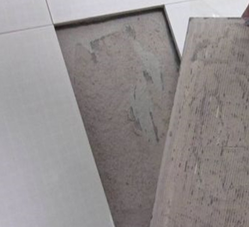 西青瓷砖空鼓维修公司分享瓷砖铺贴时如果打浆（即涂抹在瓷砖背面和基层上的砂浆或瓷砖胶）过少，会带来以下问题